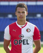 凯尔特人小球迷和远道而来的瑞士年轻人球迷互动