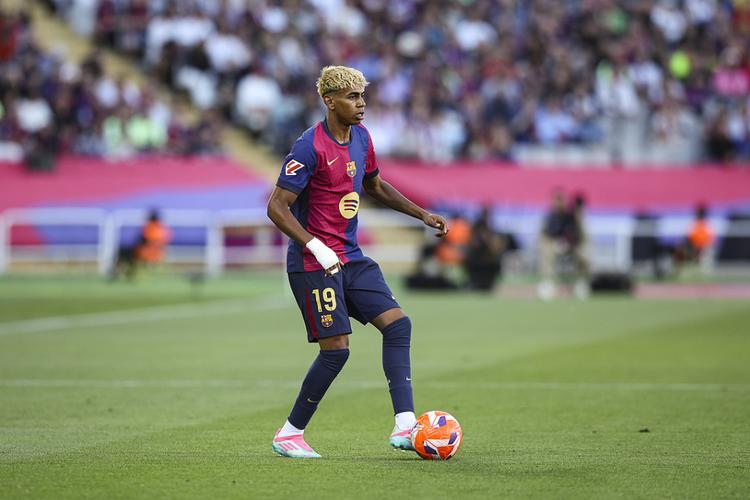 德甲：拜仁8比1沃尔夫斯堡