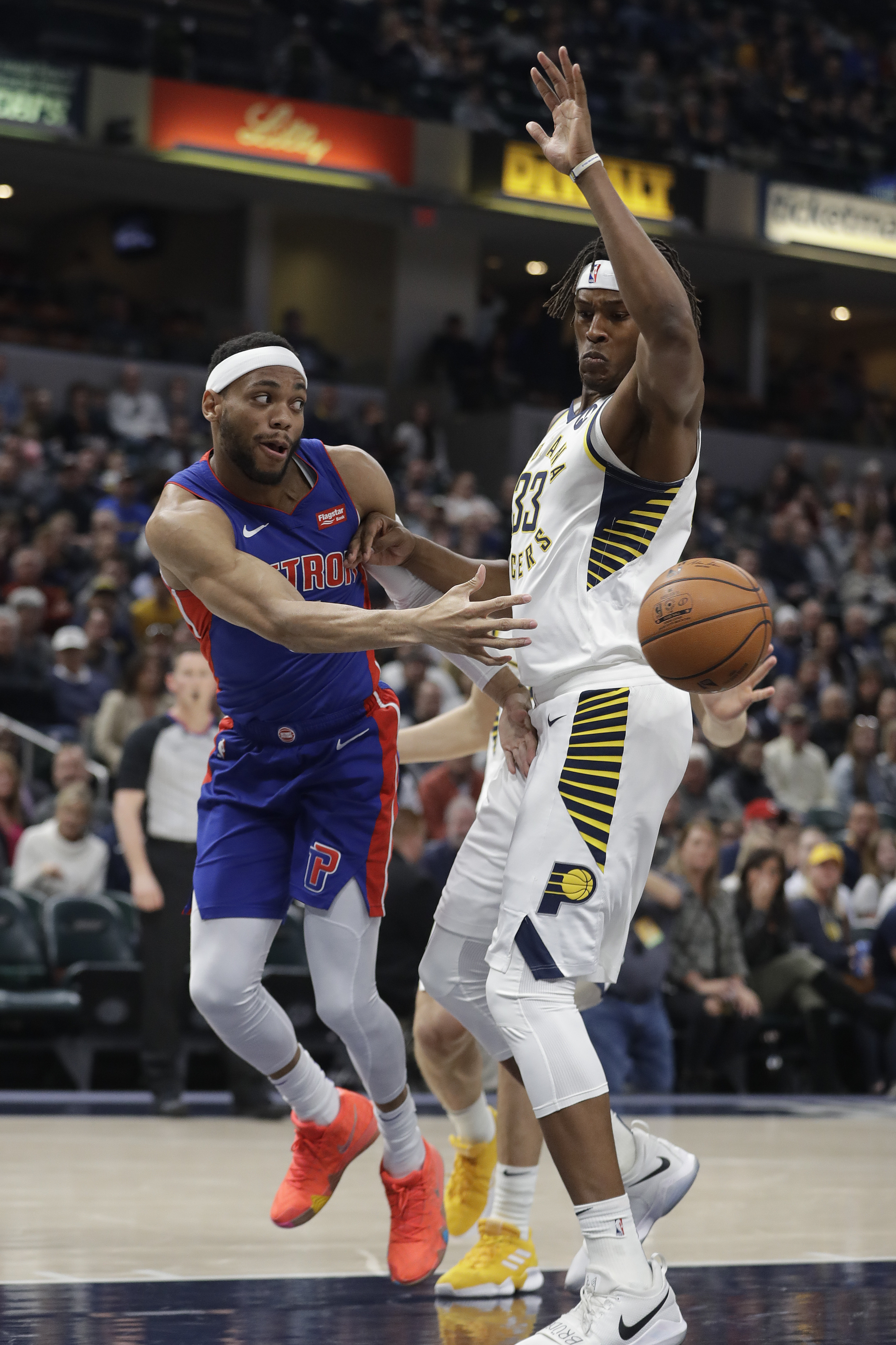 末节之王上线！詹姆斯三分命中，湖人瞬间反超鹈鹕